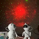 چراغ خواب پروژکتور طرح فضانورد Space Man 3 در حال پخش نور روی سقف