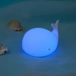 استفاده از چراغ خواب نهنگی در اتاق خواب به عنوان چراغ شب